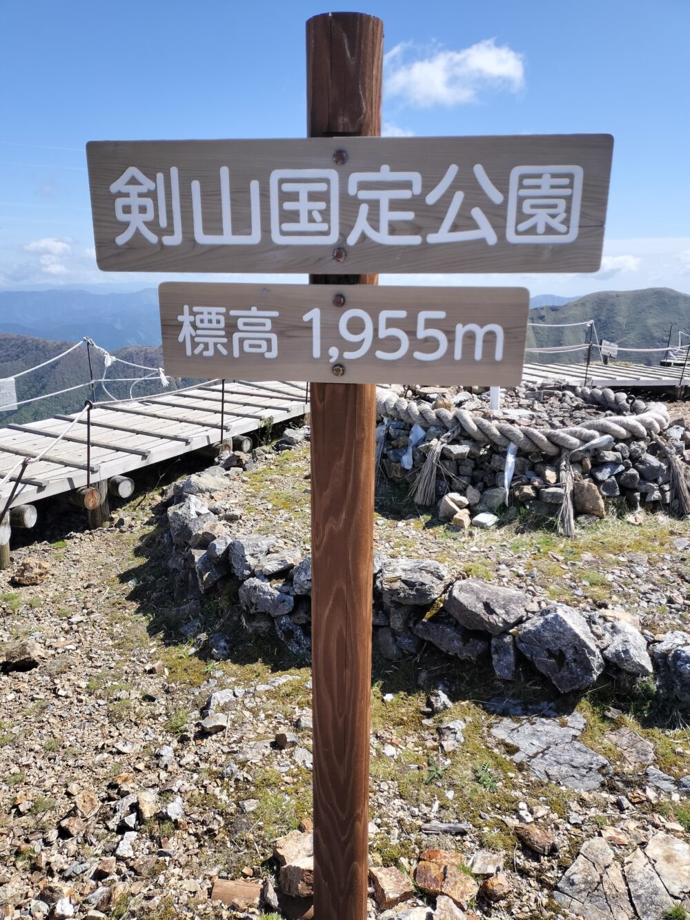 四国の百名山をめぐる初夏の旅（３）３日め、４日め。徳島県の剣山と次郎岌に登りました。剣山頂上ヒュッテは今まで泊まった山小屋でベスト３に入る居心地のよさでした